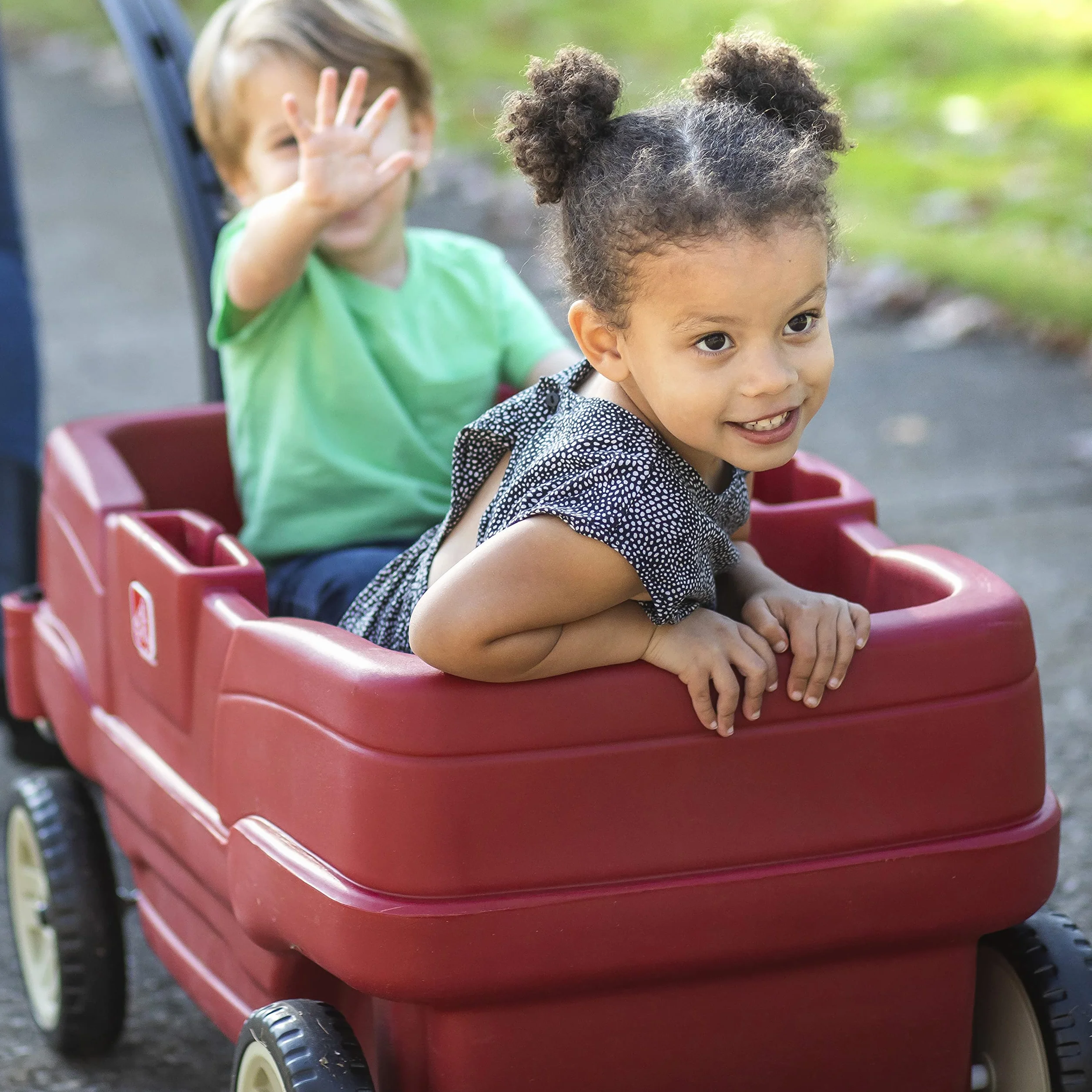 Step2 Neighborhood Wagon | Wagon Jouet | Chariot Jouet Rouge, 2 Places | Confortable Et Sécuritaire Avec Ceintures De Sécurité Inclusent | Facile À Nettoyer Et À Transporter